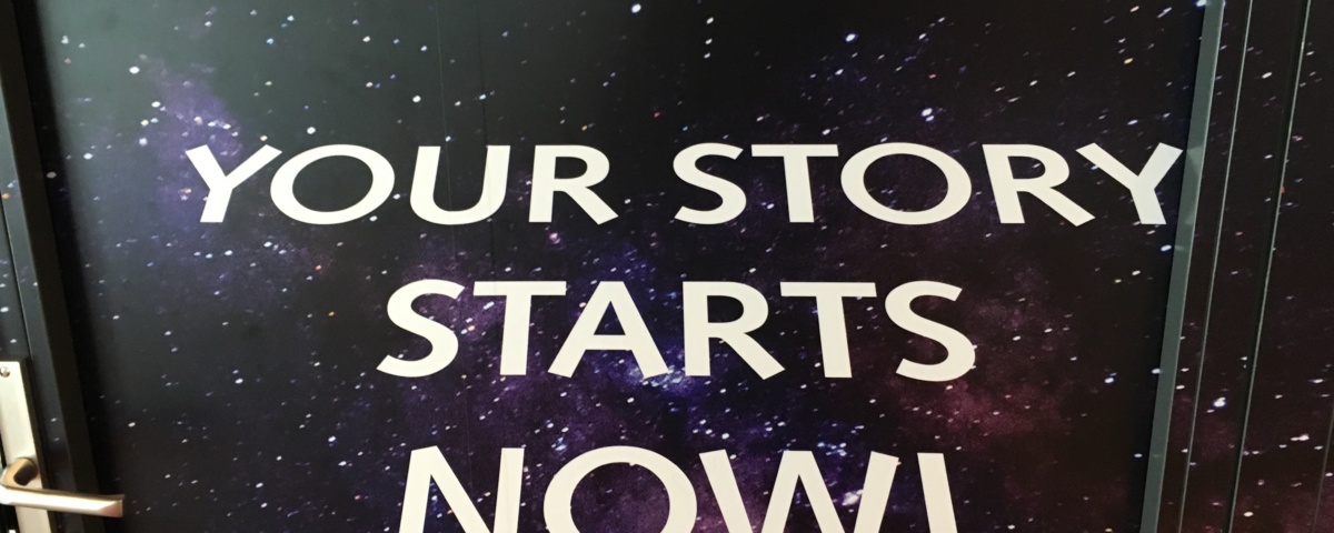 Das Foto zeigt den Spruch "Ihre Geschichte beginnt jetzt".